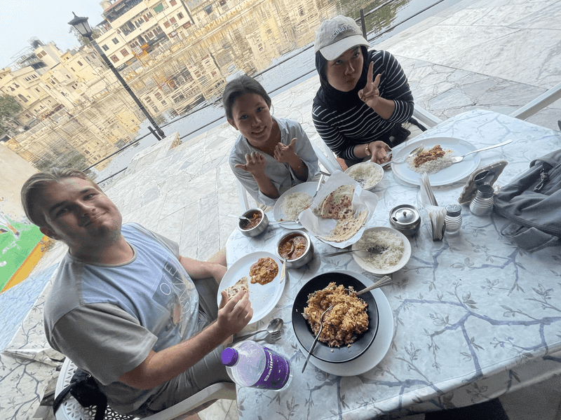 Makan di Danau Udaipur