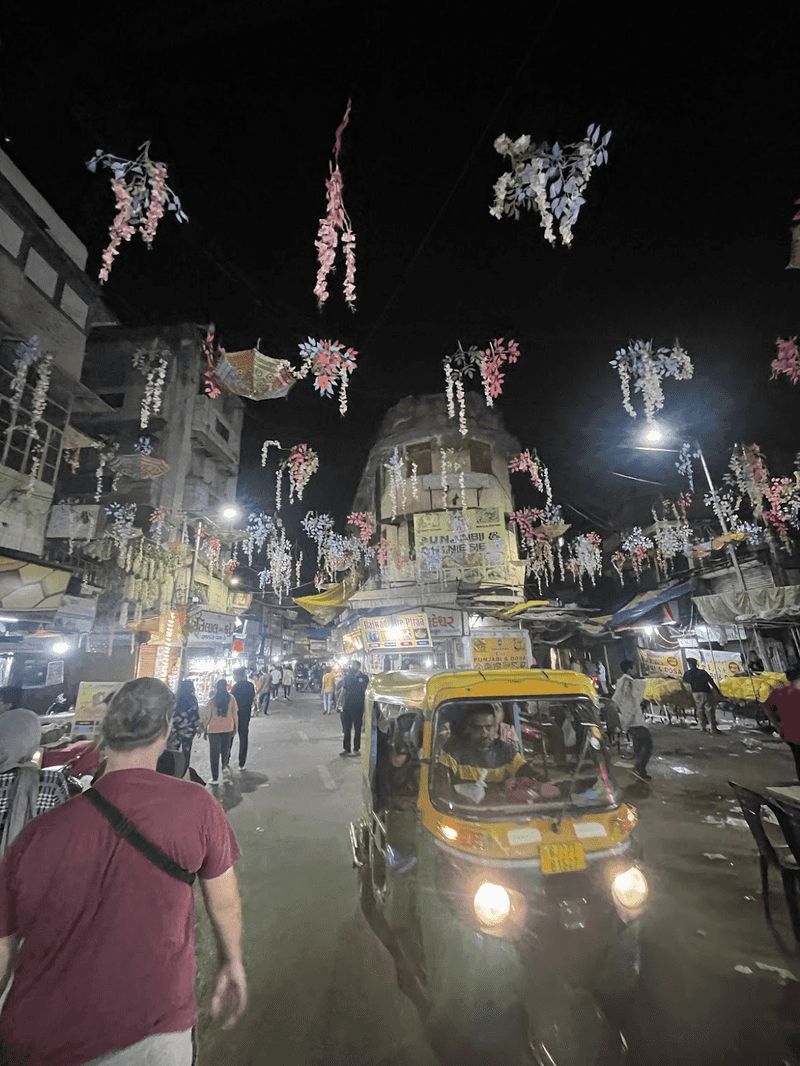 Mencari Makan di Ahmed Abad
